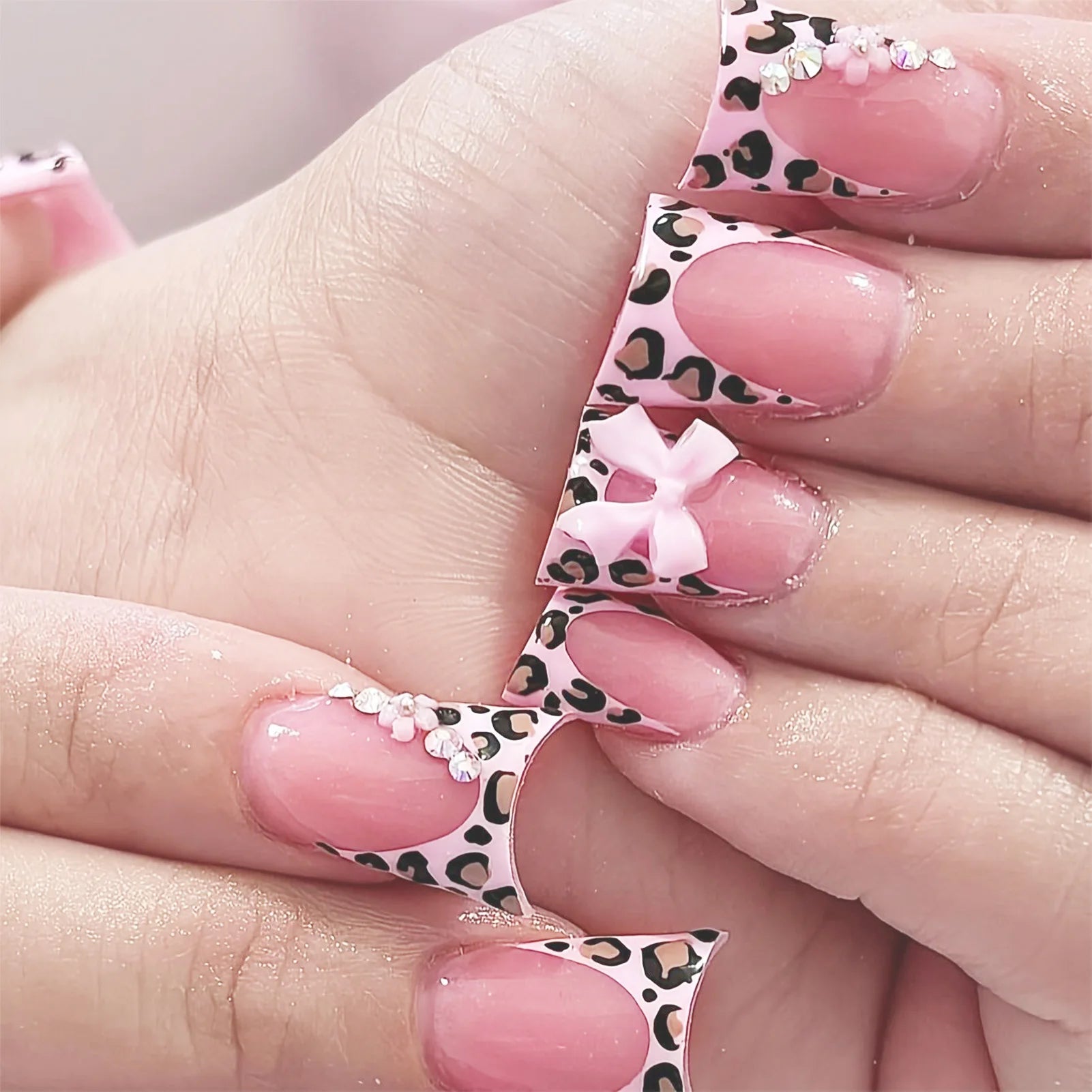 24pcs Nude Pink Sweet Fake Nails Short Duckbill Leopard Print French False Nails With 3D Bowknots Butterfly Cherry Press On Nail